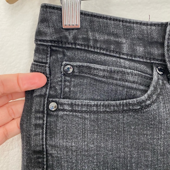 Jennifer Lopez • Distressed Edgy Black Capri Jean Pants - Picture 5 of 13